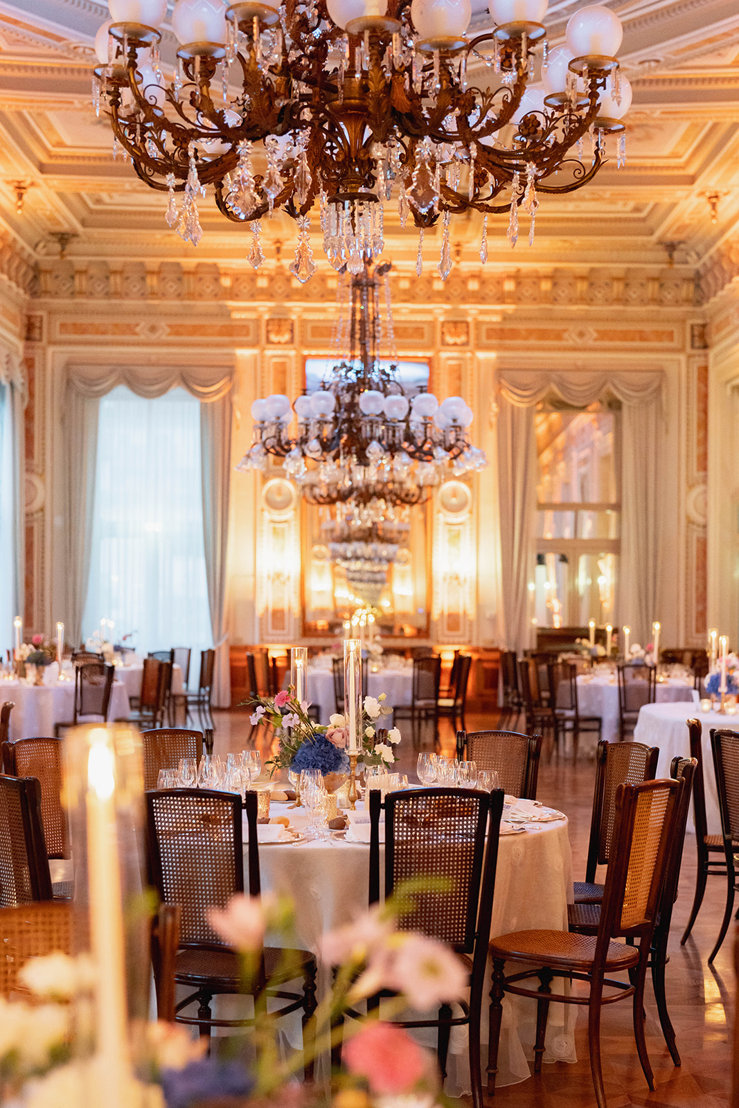 Elegant Lake Como wedding guest moment