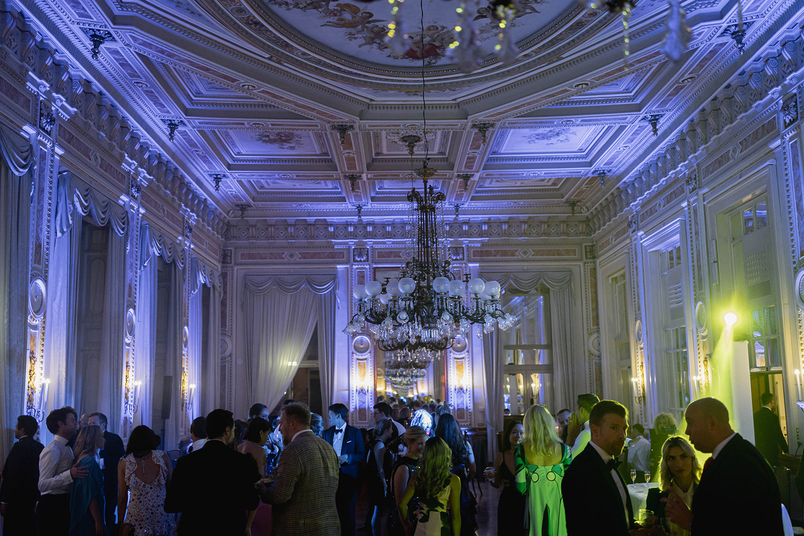 Lake Como wedding dinner with guests and candlelight